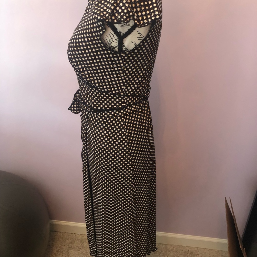 Max Studio ladies medium dress runs small. Tag is faded. Stretchy - Picture 11 of 11